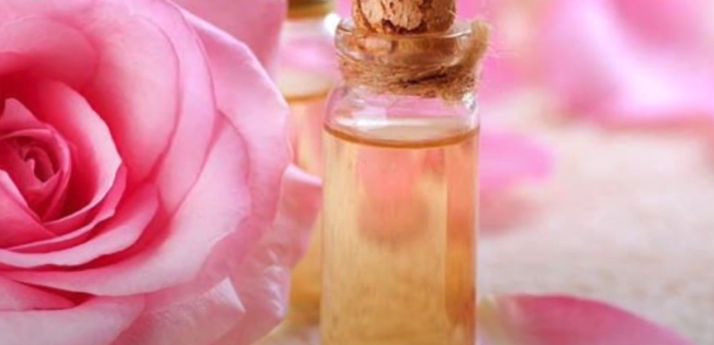 perfume con pétalos de rosa